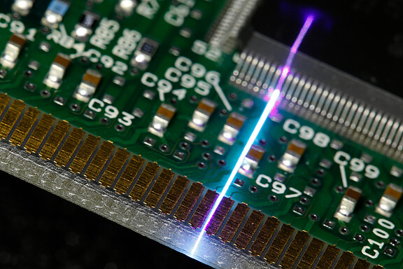 用蓝色激光线测量 PCB